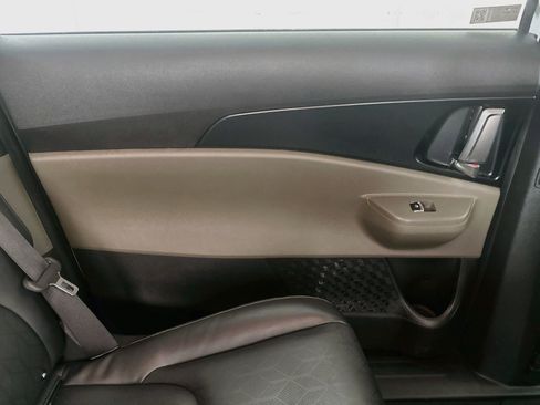 Used 2025 Kia Carnival FWD image 27