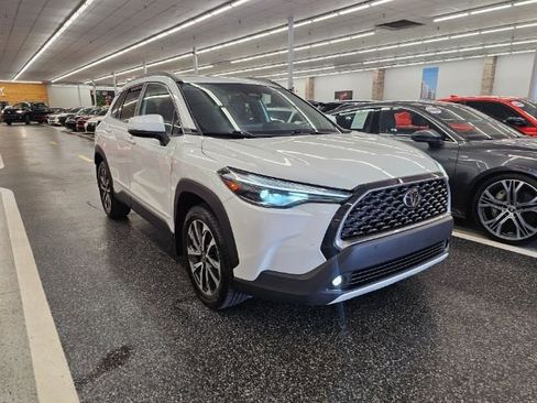 Used 2023 Toyota Corolla Cross XLE image 3