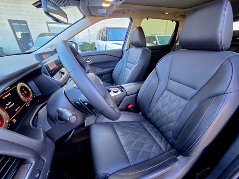 Used 2025 Nissan Rogue Platinum w/ Platinum Premium Package AWD/4WD image 14