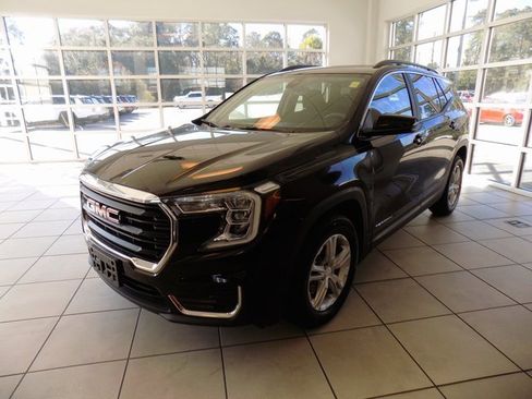 Used 2023 GMC Terrain SLE w/ Driver Convenience Package image 3