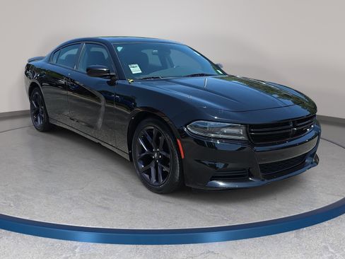 Used 2020 Dodge Charger SXT w/ Blacktop Package RWD image 3