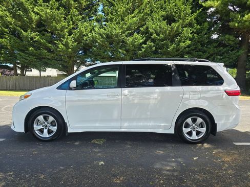 Used 2019 Toyota Sienna LE FWD image 3