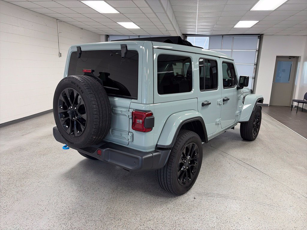 Used 2024 Jeep Wrangler Unlimited Sahara w/ Technology Group AWD/4WD image 3