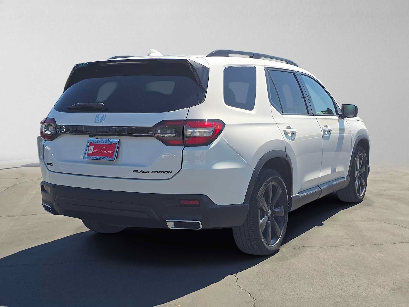 Used 2025 Honda Pilot Black Edition image 3