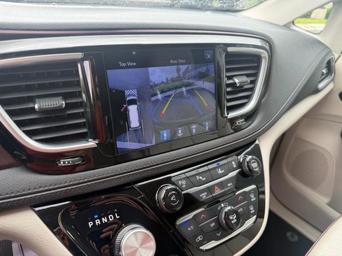 Used 2017 Chrysler Pacifica Limited w/ UConnect Theater Package FWD image 13