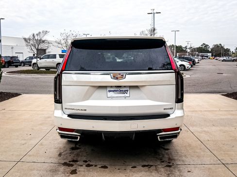 Used 2022 Cadillac Escalade Premium Luxury image 11