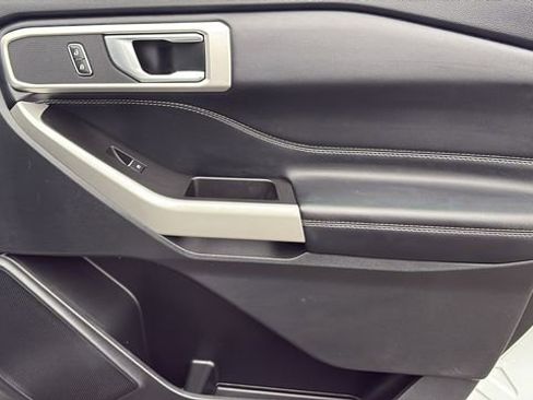 Used 2021 Ford Explorer XLT image 34