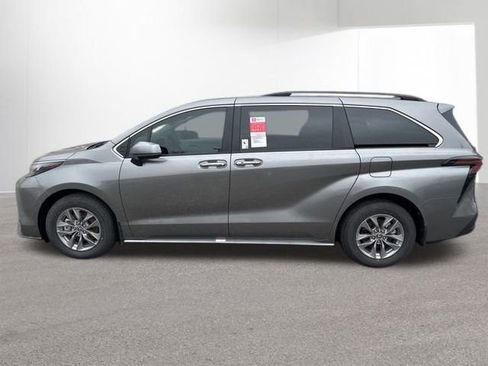 Used 2026 Toyota Sienna XLE image 12