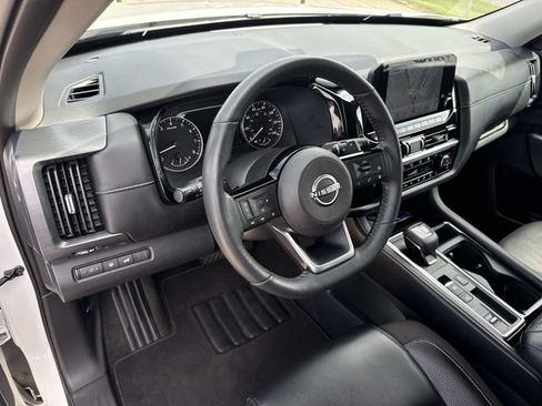 Used 2023 Nissan Pathfinder SL w/ Lighting Package (N92) FWD image 32