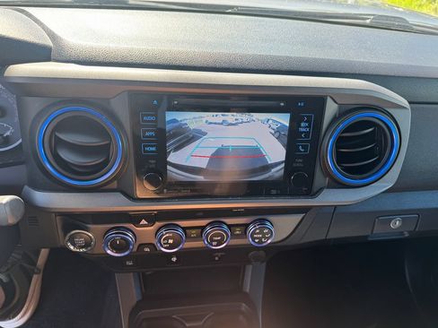 Used 2019 Toyota Tacoma TRD Sport AWD/4WD image 18