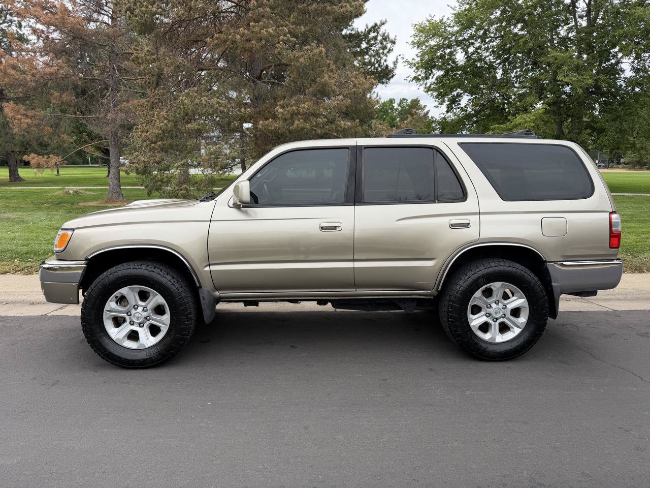 Used 2001 Toyota 4Runner SR5 AWD/4WD image 2