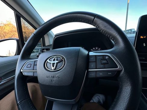 Used 2023 Toyota Sienna XLE image 20