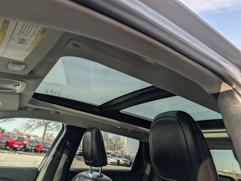 Used 2019 Jeep Cherokee Latitude Plus w/ Comfort/Convenience Group image 3