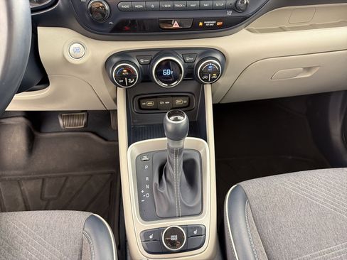 Used 2022 Hyundai Venue Limited FWD image 18