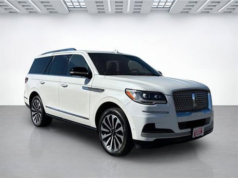 Used 2022 Lincoln Navigator Reserve image 2