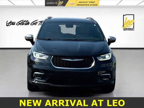 Used 2021 Chrysler Pacifica Pinnacle image 2