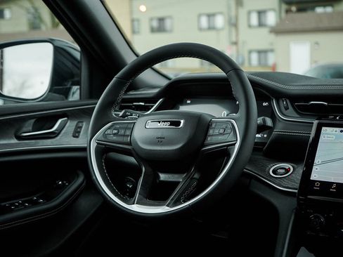 New 2025 Jeep Grand Cherokee Limited w/ Black Appearance Package image 16