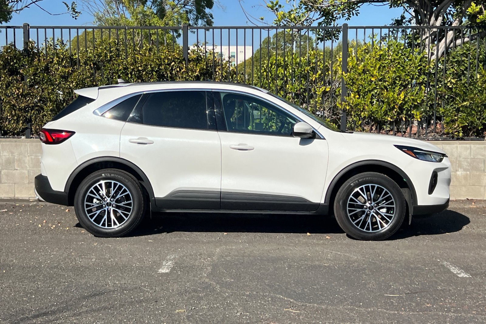 Certified 2024 Ford Escape SE FWD image 2