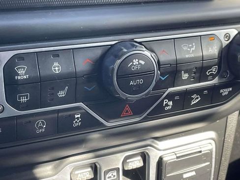 Used 2018 Jeep Wrangler Unlimited Sahara image 13