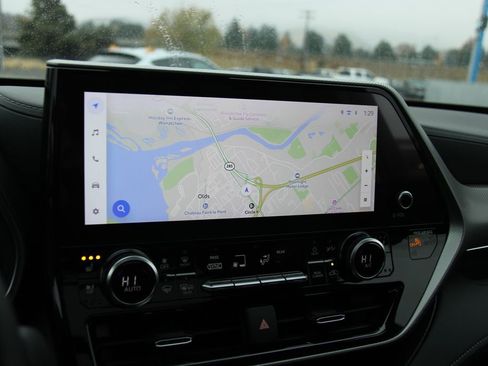 Used 2024 Toyota Highlander Limited image 22