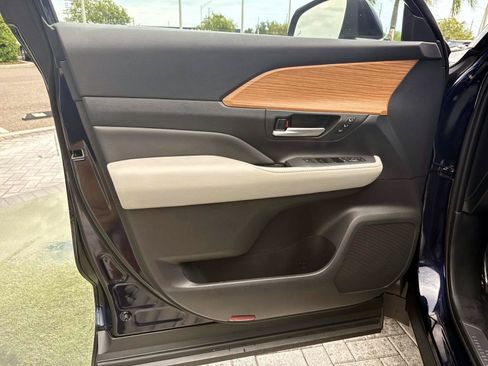 Used 2025 Toyota Grand Highlander AWD image 18