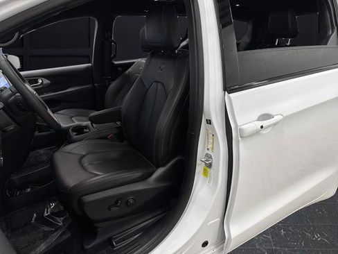 Used 2024 Chrysler Pacifica Select image 4