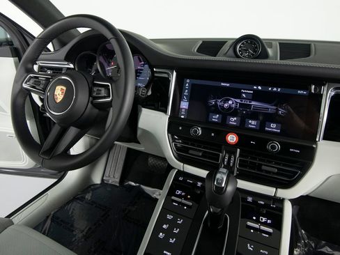Certified 2026 Porsche Macan AWD/4WD image 29