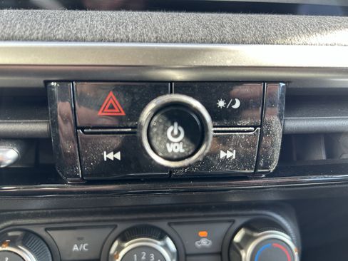 Used 2025 Nissan Kicks SV AWD/4WD image 27