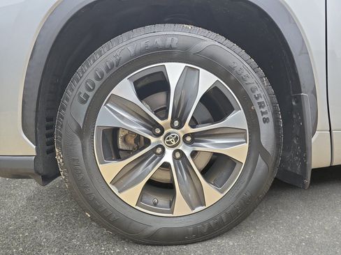 Used 2020 Toyota Highlander XLE FWD image 28