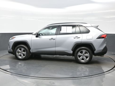Used 2022 Toyota RAV4 LE AWD/4WD image 3