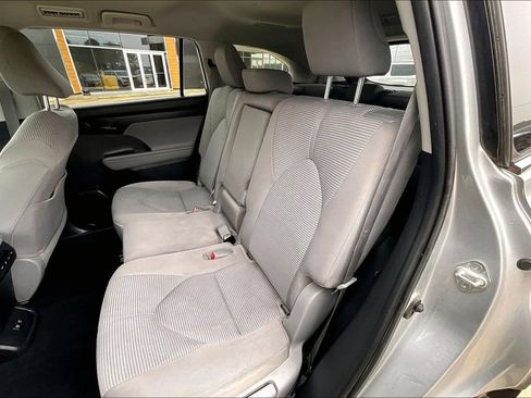 Used 2020 Toyota Highlander LE image 25