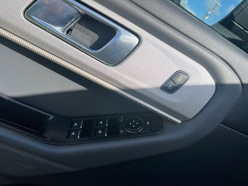 Used 2025 Ford Explorer Active image 8