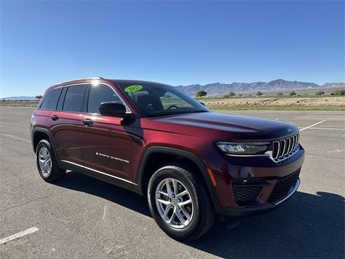 Used 2025 Jeep Grand Cherokee Laredo X image 3