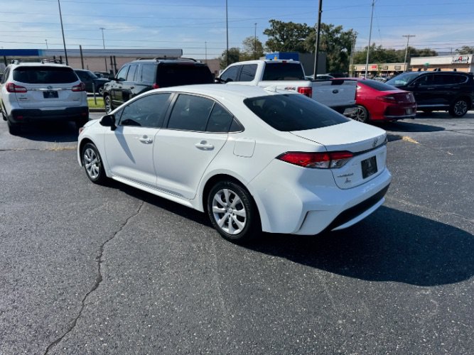 Used 2020 Toyota Corolla LE FWD image 3