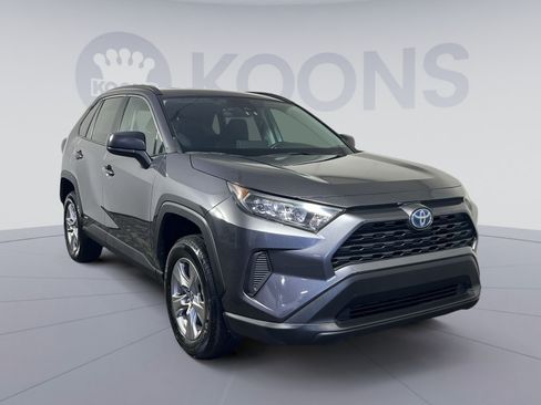 Used 2022 Toyota RAV4 LE AWD/4WD image 2