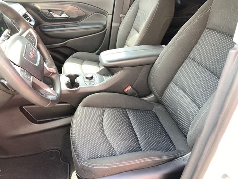 Used 2024 GMC Terrain SLE w/ Driver Convenience Package FWD image 3