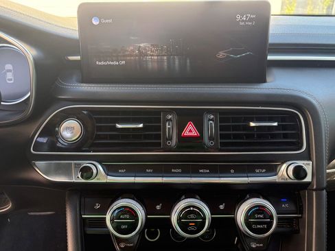 Used 2022 Genesis G70 2.0T RWD image 8