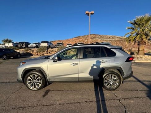 Used 2019 Toyota RAV4 XLE Premium image 2