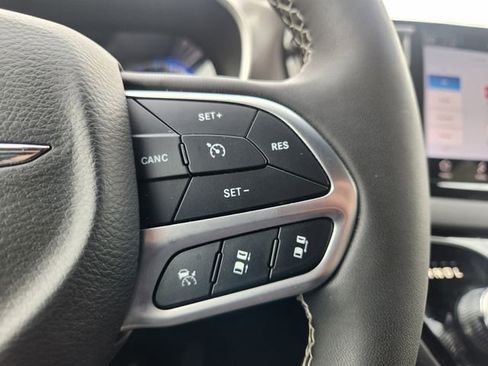 Used 2025 Chrysler Pacifica Select FWD image 29