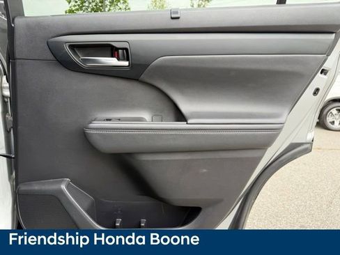 Used 2020 Toyota Highlander XLE AWD/4WD image 46