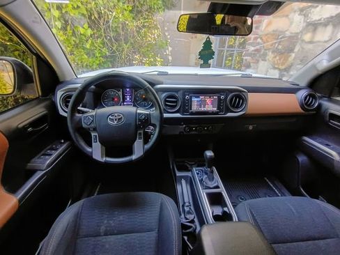 Used 2018 Toyota Tacoma SR5 w/ SR5 Appearance Package (SM) RWD image 32