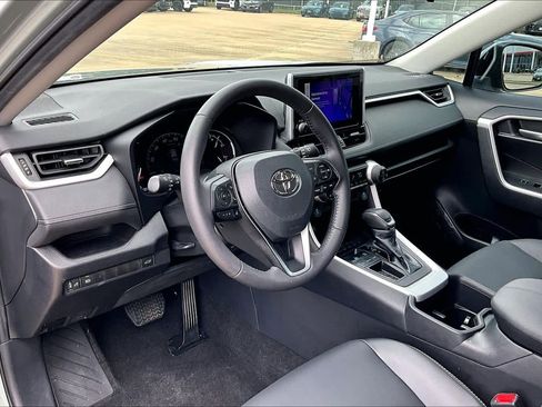 Used 2023 Toyota RAV4 XLE Premium image 17
