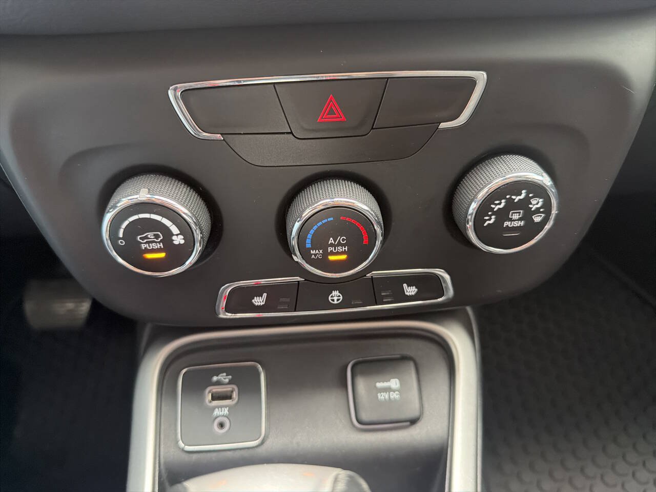 Used 2018 Jeep Compass Latitude w/ Cold Weather Group FWD image 16