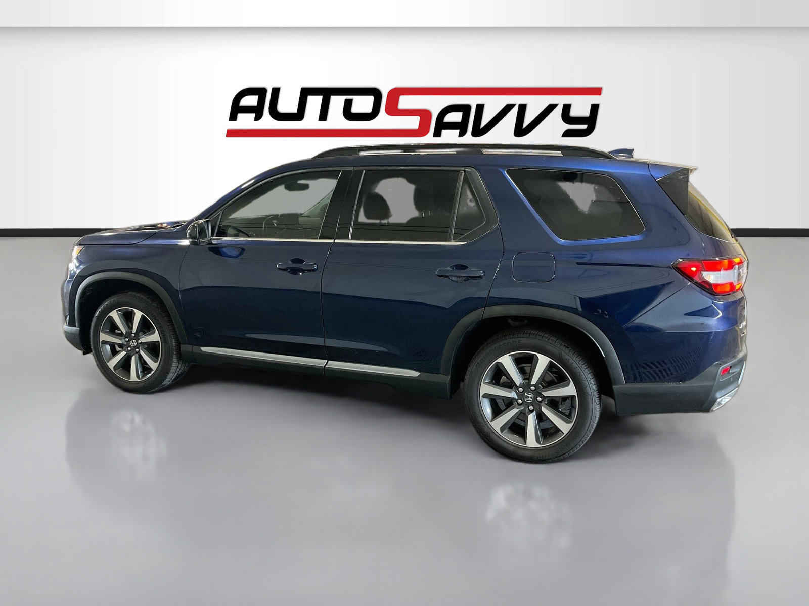 Used 2025 Honda Pilot Touring image 4