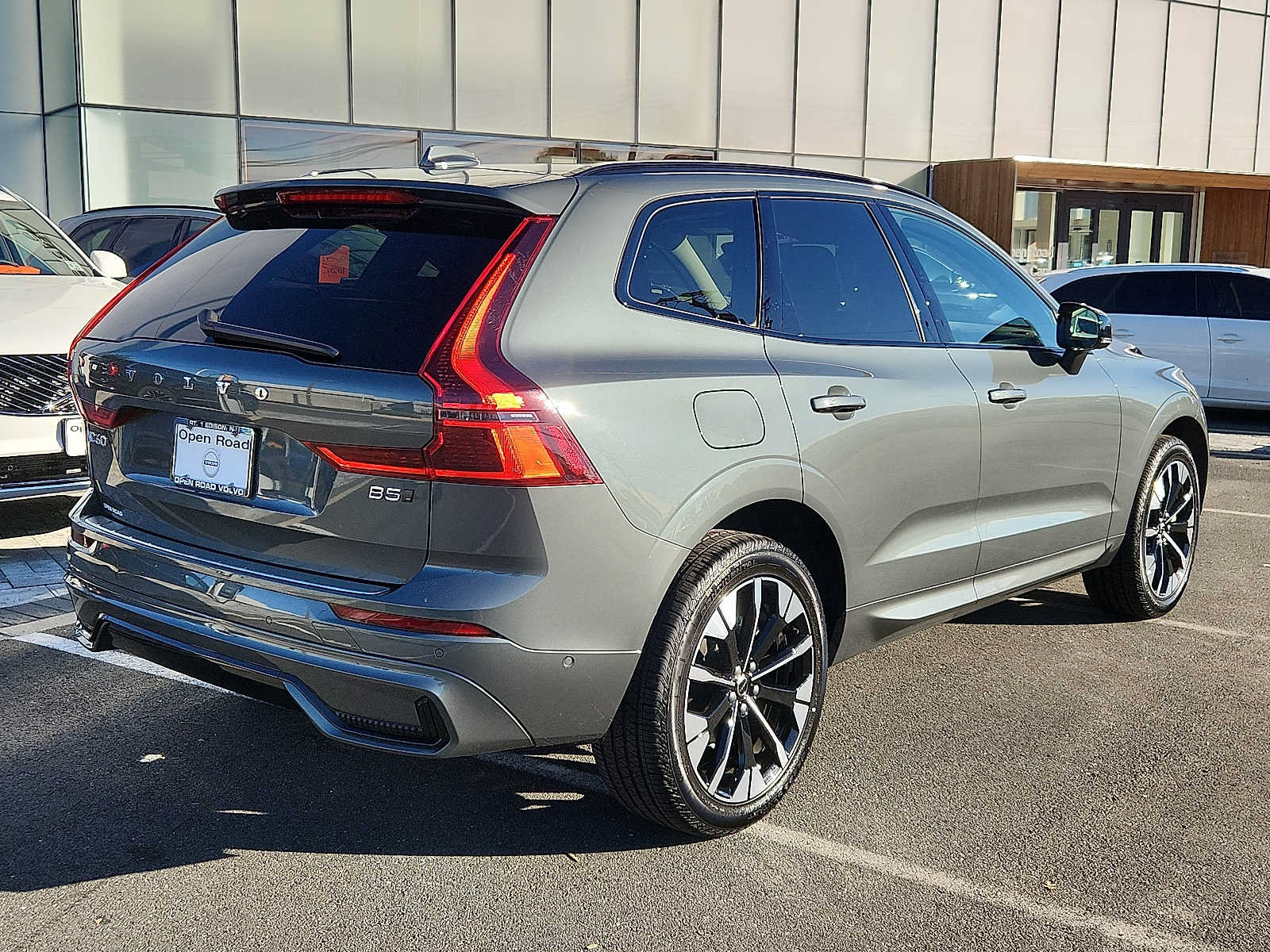 Used 2027 Volvo XC60 B5 Plus AWD/4WD image 6