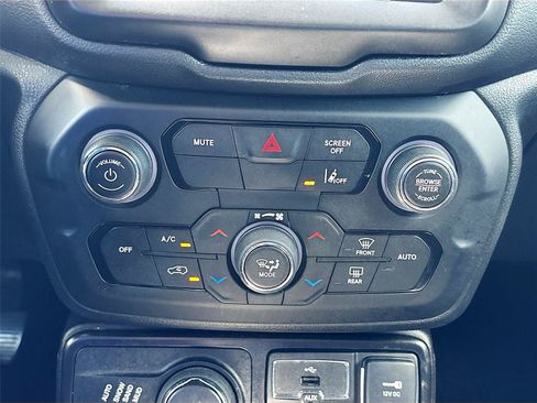 Used 2022 Jeep Renegade Latitude AWD/4WD image 16