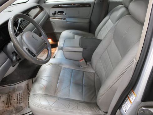 Used 2002 Lincoln Town Car Executive RWD image 18