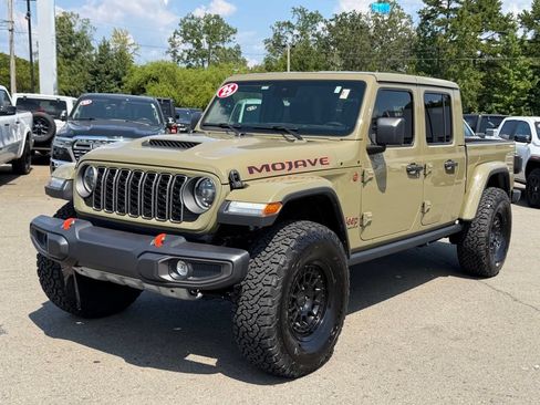 Used 2025 Jeep Gladiator Mojave w/ Convenience Group AWD/4WD image 8