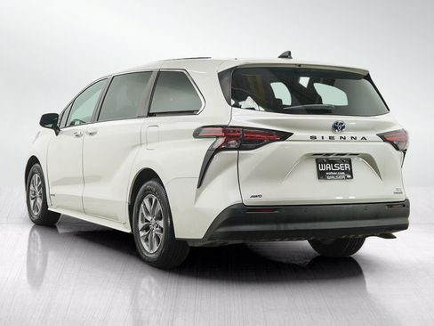 Used 2021 Toyota Sienna XLE AWD/4WD image 3
