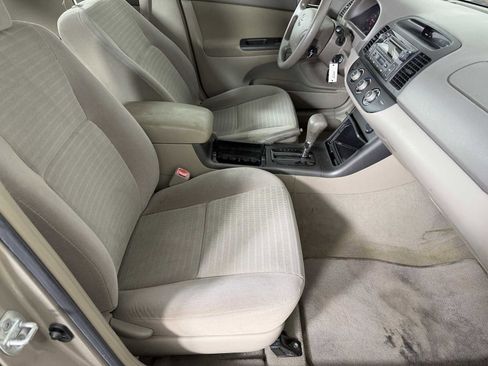 Used 2005 Toyota Camry LE image 14